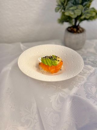 Chirashi cu somon și avocado