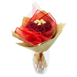 Buchet cu trandafiri rosii și ferrero roche