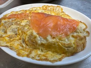 Tostada De Tomate Untado Y Tortilla De Gambas