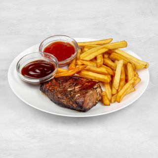 Grillowany filet z piersi kurczaka w zestawie z ziemniakami i surówkami 