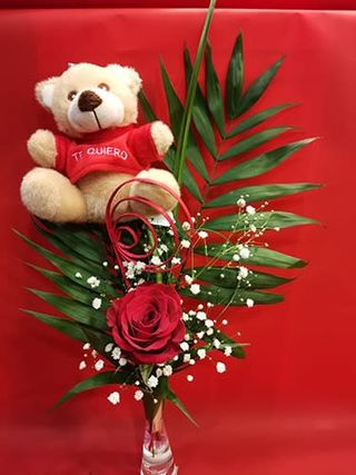 Rosa Arreglada Con Su Oso Pequeño sin jarron