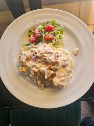 Pileći file u sosu od pršuta i šampinjona 380 gr