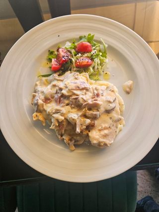 Pileći file u sosu od pršuta i šampinjona 380 gr