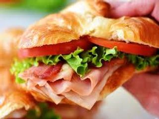 Croissant Club Con Lomo