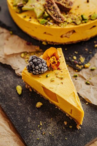 Felie tort cu vanilie, mango și ananas