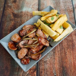 Linguiça com Coxinha e Peito de Frango com Bacon