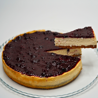 კლასიკური ჩიზქეიქი კენკრის ზედსართით 12 ნაჭრიანი