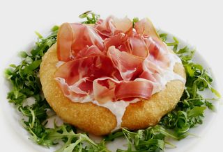 Pizza fritta con prosciutto