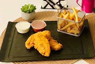 Crispy de pui cu cartofi pai