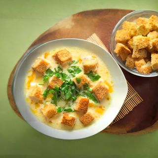 Суп-лапша с курицей и сырными гренками