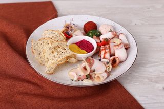 Асорті з маринованого сала з грінками (210/40г)