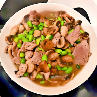 E4. Porc cu ciuperci și mazăre 蘑菇猪肉