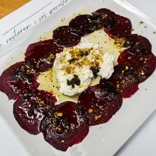 Buratta na carpaccio od cvekle