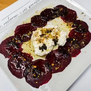 Buratta na carpaccio od cvekle