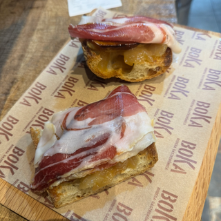Tosta de foie con cebolla caramelizada y jamón ibérico