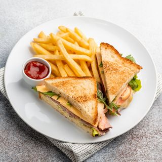 клаб-сэндвич с курицей + фри