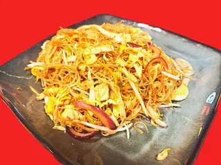 29. Fideos De Arroz Con Pollo