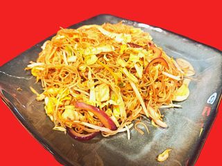 29. Fideos De Arroz Con Pollo