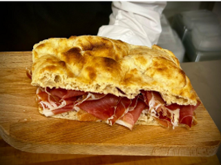 Schiacciata Clásica Con Prosciutto Crudo Di Parma IGP (Entera)