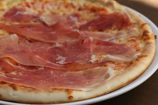 Тънка пица с прошуто (250г)