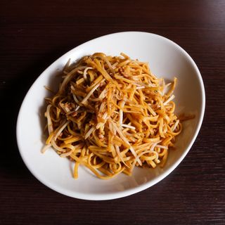 94) Tagliolini all'uovo saltati con manzo e germogli di soia