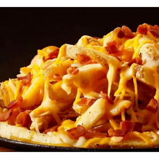 Batata Frita com Cheddar, Bacon e Mozzarella