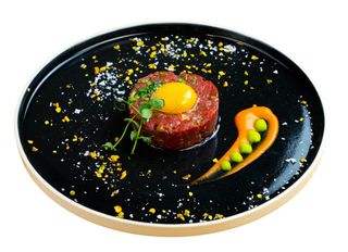 Battuta di fassona Piemontese con dadaolata di cipolla rossa di “Tropea” ova Bio e capperi di “Pantelleria”