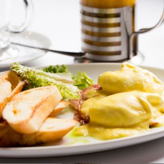 Яйця Бенедикт з шинкою, голандським соусом 