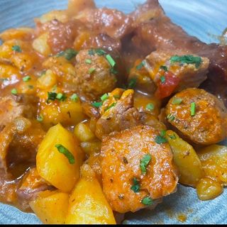 Tocană de cartofi cu afumături și murături 