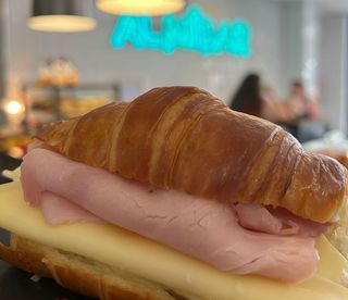 Media Luna Con Jamón Y Queso