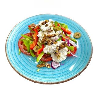 Салата с печени орехи и сирене котидж