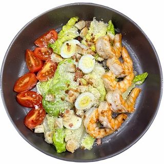 Цезар з креветкою на мангалі