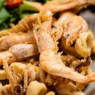 Frittura dorata di gamberi e calamari