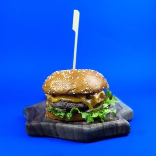 Clasic Cheesburger + pomfrit + Coca Cola