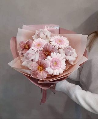 ვარდისფერი თაიგული: ვარდი, გერბერა,