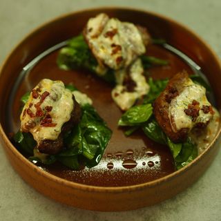 Медальйони на шпинаті з соусом із білих грибів