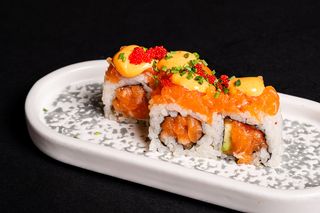 107. Uramaki spicy salmone