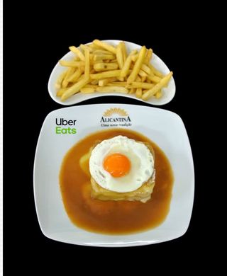 Francesinha Especial com Batata e Ovo