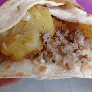 Piadina: Mozzarella, patate, salsiccia e salsa tartufata.
