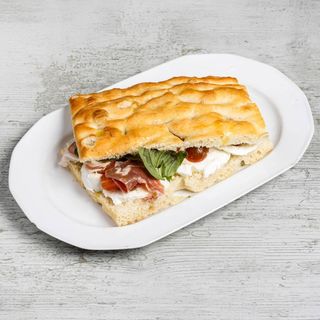 3. Mozzarella Fiordilatte, Prosciutto Crudo, Tomate Cherry, Albahaca