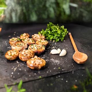 Ciuperci umplute preparate pe gratar