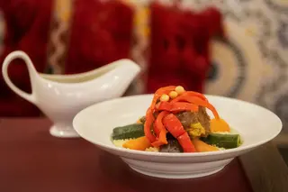Cuscús De Carne Con Verduras A Base De Sémola De Trigo