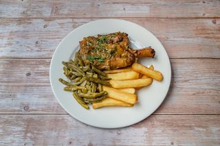 Codillo de cerdo braseado con verduras y guarnición