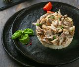 հորթի միս բեշամել սոուսով