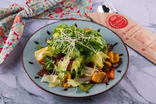 Теплый салат с говядиной и овощами