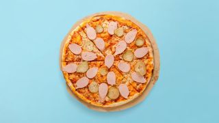 Пица с кренвирш ии кисели краставички 30см