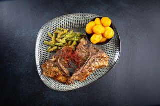 Teleći kotlet s pečenim krumpirom i abšmalcane mahune 