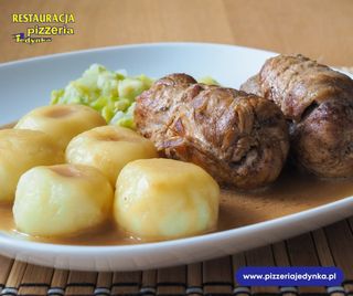 Rolada wieprzowa w sosie pieczeniowym z kluskami śląskimi i surówką