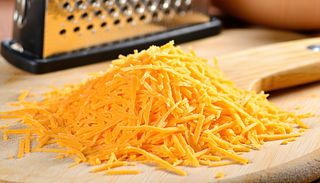 Настърган чедър