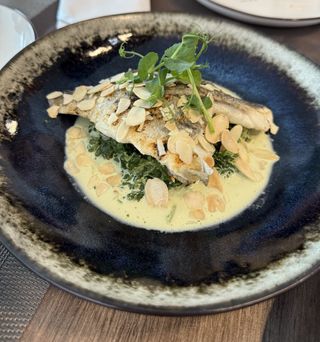 Філе дорадо з вершковим шпинатом